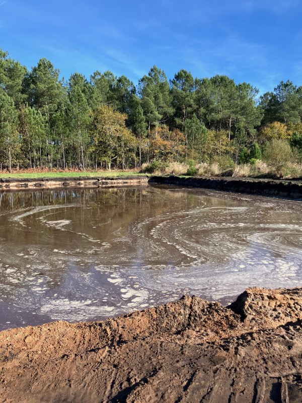 creation d'un lac artificiel sur le bassin d'arcachon à l'aide d'engins mecaniques spécialisés.