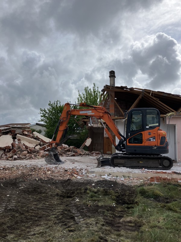 Nouvelle démolition d'une maison sur le nord Bassin à Andernos les Bains.