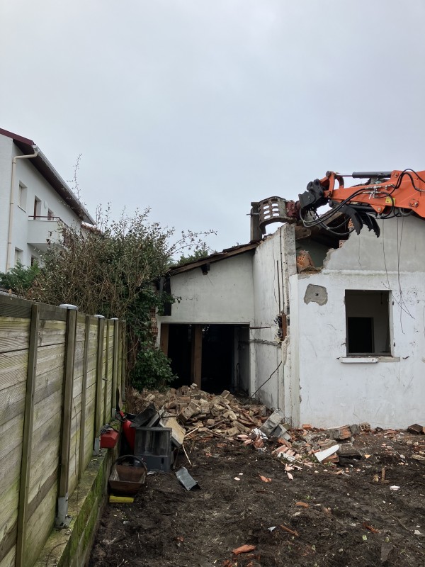 Démolition d’une maison d’habitation  sur le Bassin Nord à Andernos les Bains