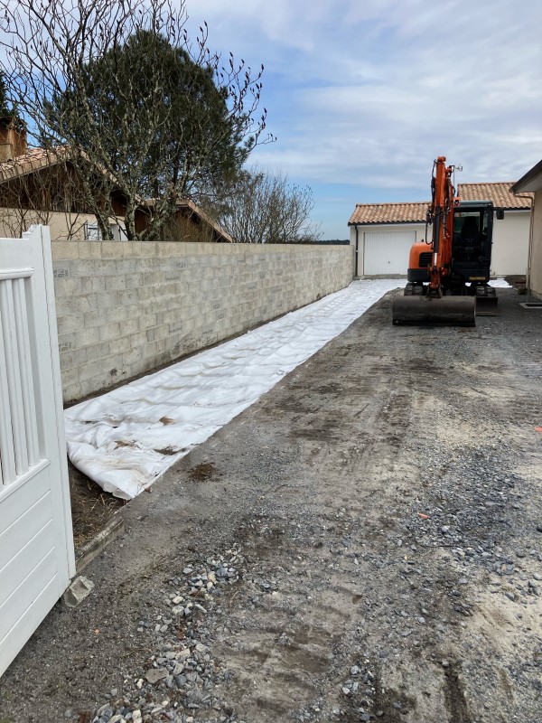 travaux de terrassement pour la réalisation d'un allée en calcaire sur le Bassin d'Arcachon