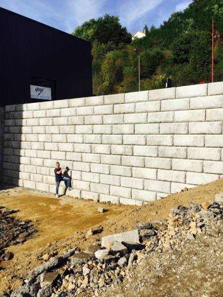 Pose de mur de soutènement en bloc béton dans le Lot
