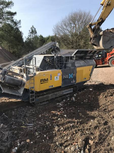 concasseur sur chenille , campagne de concassage et vente de béton concassé.