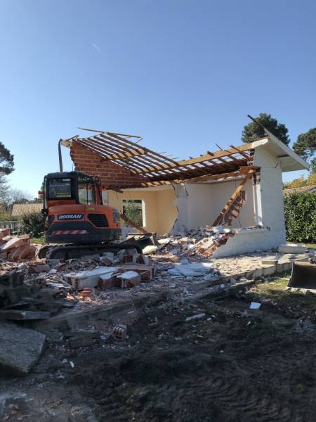démolition d'une maison d'habitation traditionnelle à La Teste de Buch sur le Bassin d'Arcachon