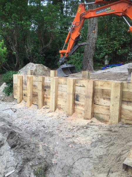 Terrassement et pose de bordures bois