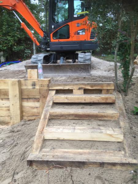 Terrassement et pose de bordures bois