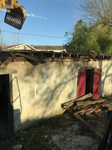 Démolition d'une grange à Gujan Mestras.