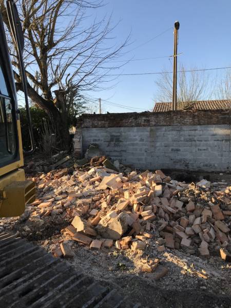 Démolition d'une grange à Gujan Mestras.