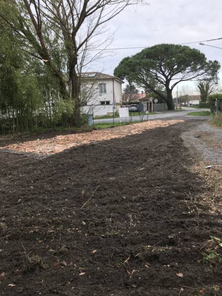 Démolition d'une grange à Gujan Mestras.