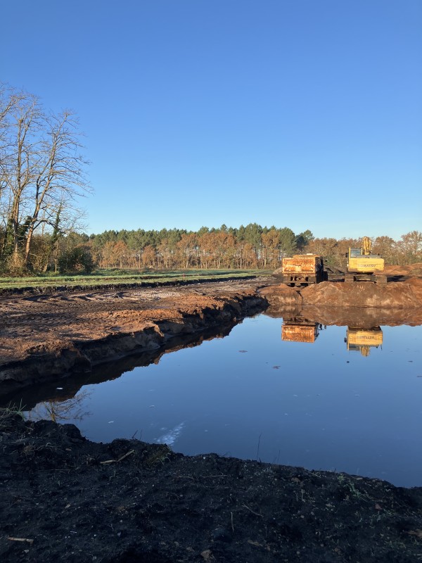 terrassement pour creation d'un lac artificiel sur le bassin d'arcachon à l'aide d'engins mecaniques spécialisés.